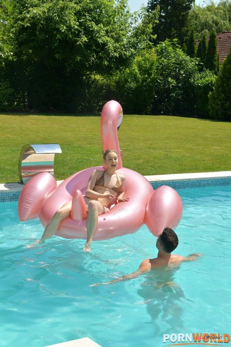 La adolescente de cabello ligero, Alecia Fox, seduce a su padrastro mientras cuida a su hijo
