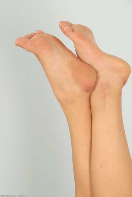 Redheaded amateur Ellen shows her big ass and toys her pussy