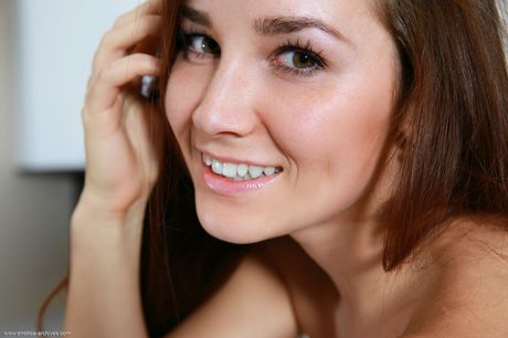 마른 러시아 소녀 스테파니 손리가 대담하게 누드를하다
