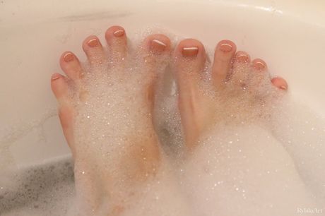 짧은 머리를 하고 욕조에서 알몸이 된 샤넬 펜의 모습
