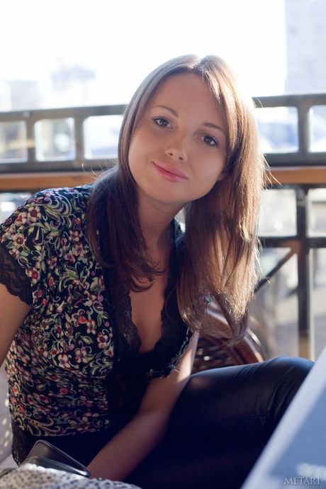 La modelo rusa Michaela A revela sus grandes tetas y su coño afeitado desnudo
