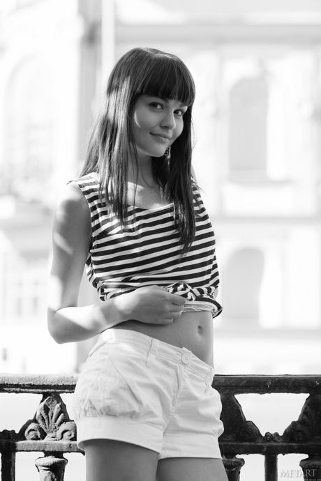 デリケートなティーン、シャリーンAがヌードで巨乳と整ったアソコを披露
