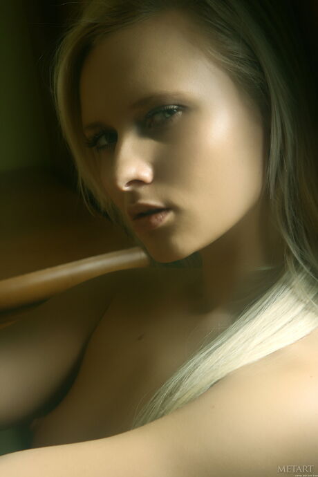 Oekraïense schoonheid Lena l toont haar grote tieten en poseert naakt
