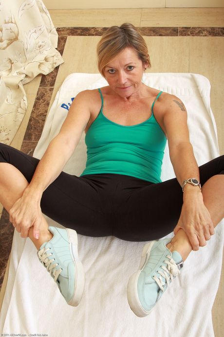 Mature amateur Susie shows off her big ass and spreads her trimmed pussy