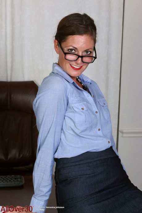 성숙한 비서 베로니카 존슨이 직장에서 옷을 벗고 다듬어진 음부를 보여줍니다.
