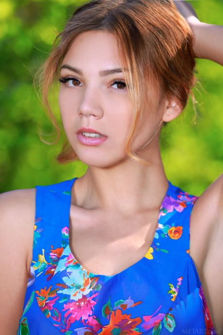 艾丽西亚-洛芙在户外脱下可爱的连衣裙，展现她华丽的裸体
