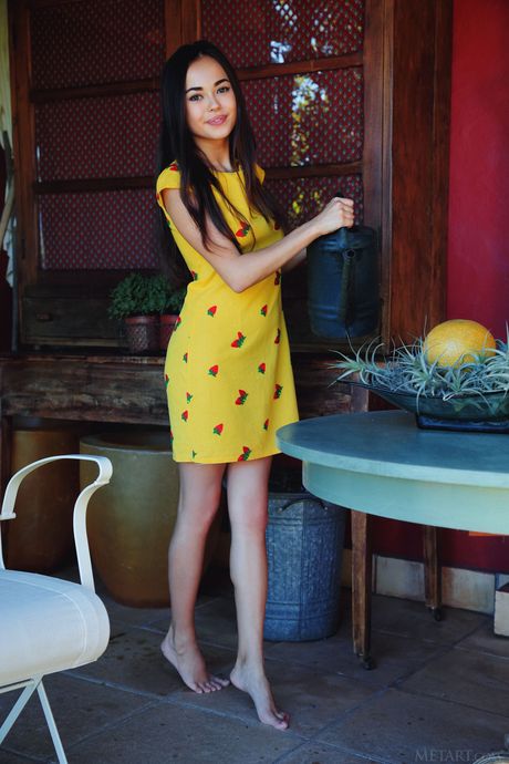 우크라이나의 베이비 리 문은 큰 가슴을 보여주고 정원에서 알몸으로 포즈를 취합니다.
