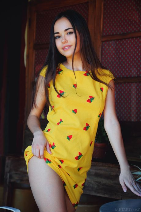 Ukrainian babe Li Moon shows her big tits and poses naked in the garden