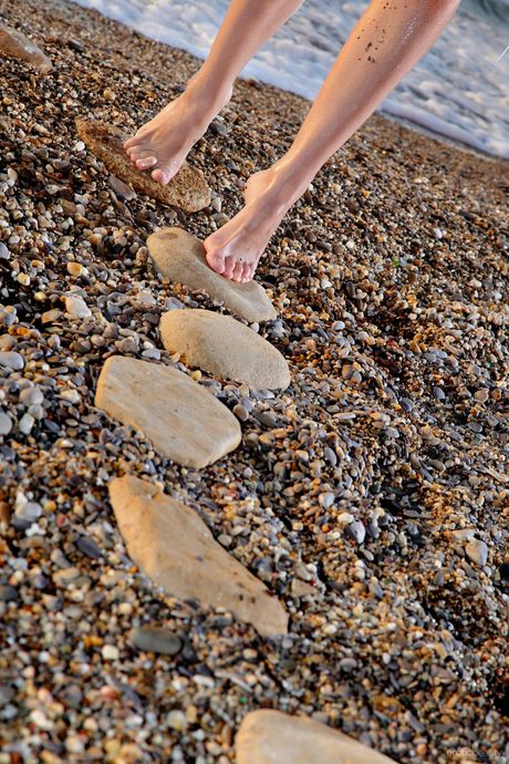 Glamouröser Teenager inga e posiert nackt am Strand und im Wasser
