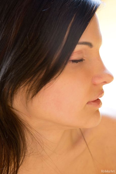 Russian peach Vikki Mauri shows her tiny tits and shaved pussy in the nude