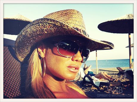 Carino adolescente Ashley Bulgari mostra le sue piccole tette e pose in un assolo
