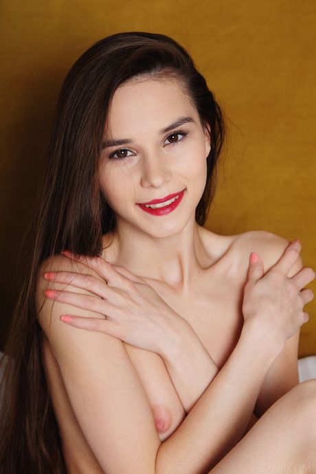 Mager ryska modellen leona mia fingrar hennes fitta efter att ha blivit naken
