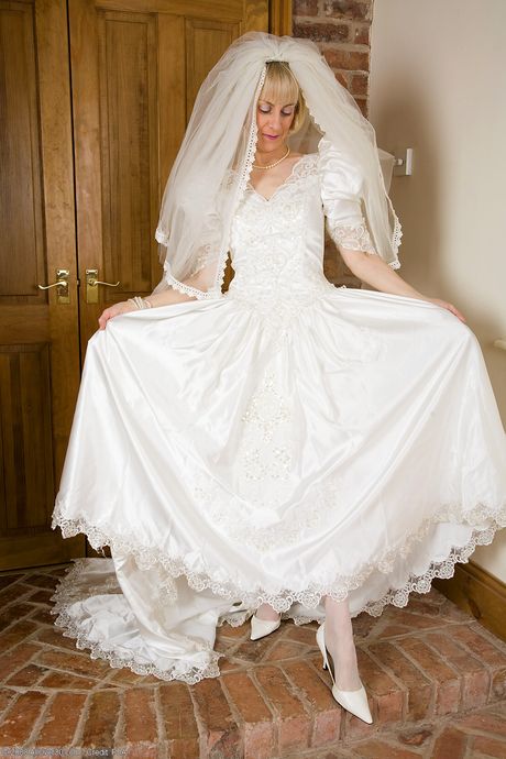 Amateur bride Hazel strips and teases with her big ass and hairy muff