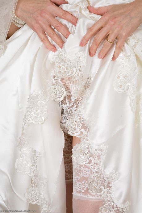 Sposa amatoriale sposa strisce e prende in giro con il suo culo grande e il muff peloso
