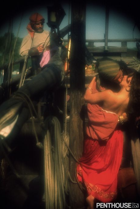 Sexy Pirate Girl w kostiumie dokucza jej cipka i kutasa na łódź
