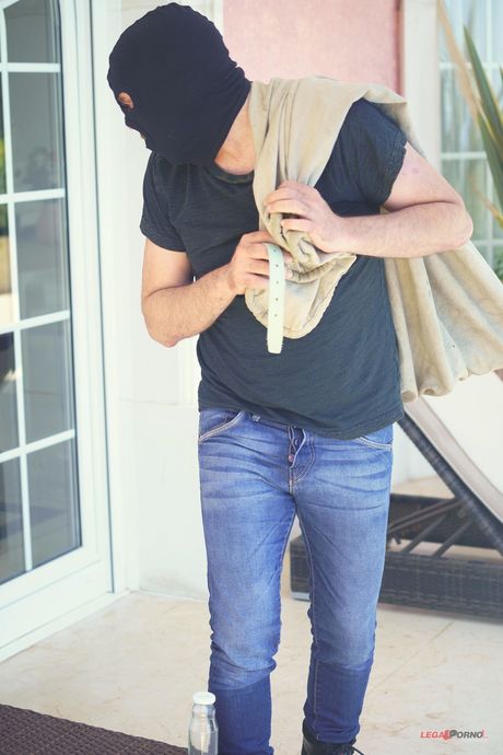 금발의 러시아 미샤 마버는 입으로 입으로 섹스하고 섹스 후 얼굴을 얻습니다.
