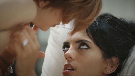 Bata espanhola sexy Caomei Bala se masturba no episódio dois de Neverending
