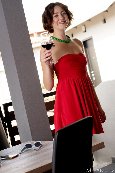 服を脱いで恥ずかしがることなく裸になる天谷
