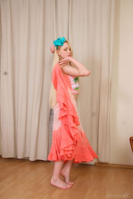 ブロンドのティーン、オリャ・Nが恥ずかしげもなくスツールの上で裸になる。
