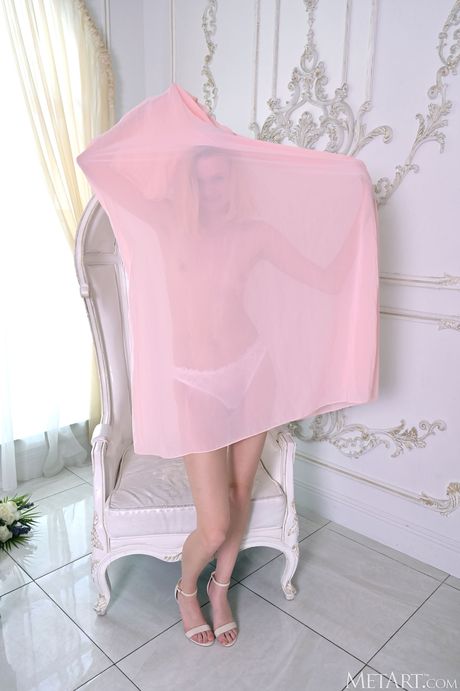 Lean Teen Lucy Foster wordt naakt met zekerheid op een troon
