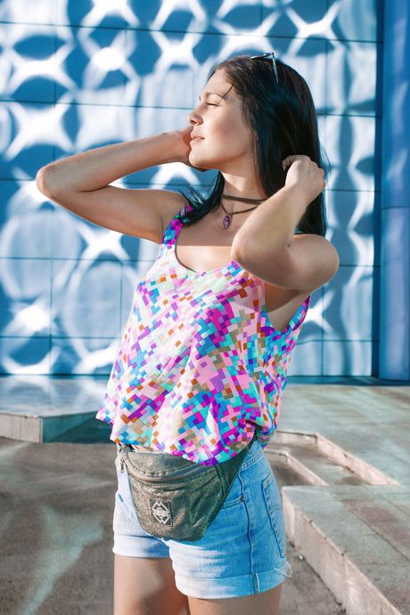 Gorąca nastolatka Callista B usuwa ubrania i pozuje nago na łodzi
