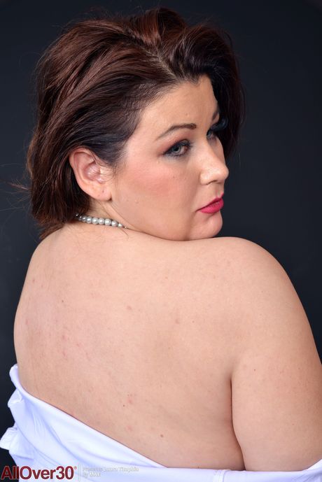 Curvy mature Laura Titaphia shows her big tits and highlights her mature pussy