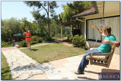 Brunette Chick com grandes seios Mackenzee Pierce é fodido ao ar livre
