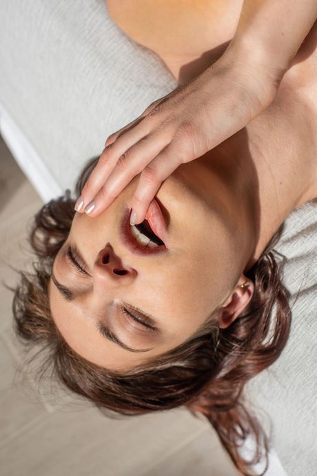 Mina blir naken og fingrer fitta hennes i naken
