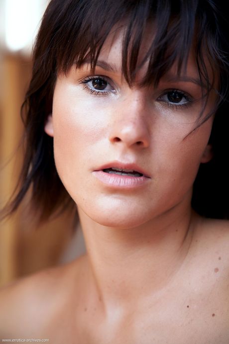 Naked teen Mollie shows off her bare feet while playing with her pussy