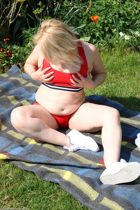 Mature amateur Michelle F shows her big booty and poses outdoors