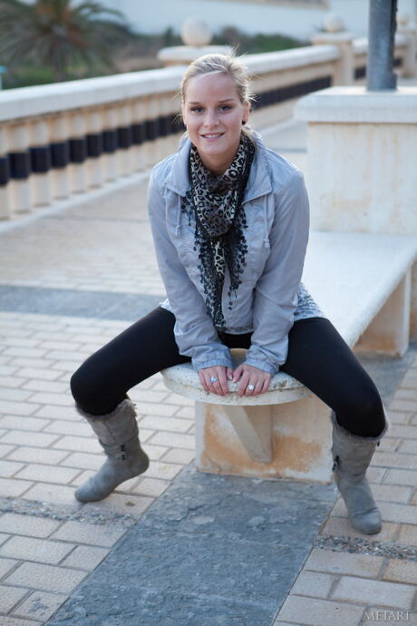 Met Art: 金发少女 Miela A 脱下内衣和靴子，摆出裸体姿势