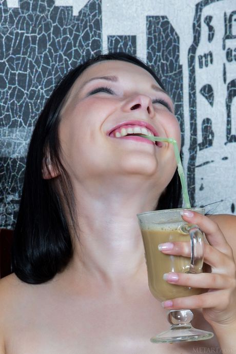 Engels Teen Yvonne A entfernt ein schwarzes Kleid, um nackt auf einen Küchentisch zu werden
