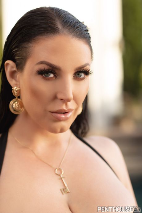 Brunette Centerfold Angela White zaprezentuje swoje duże piersi i pozuje przy basenie
