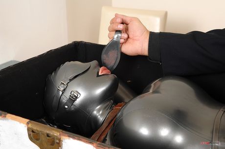 British Babe latex Lucy får fitta hennes fylt med en pikk i en varm BDSM -scene
