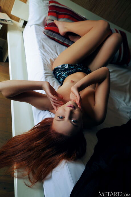 Met Art: Ucraino fiera valery leche rimuove la sua lingerie per posare nuda nella sua stanza