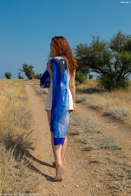 Mogen amatör Monica S visar hennes stora byte och poserar utomhus
