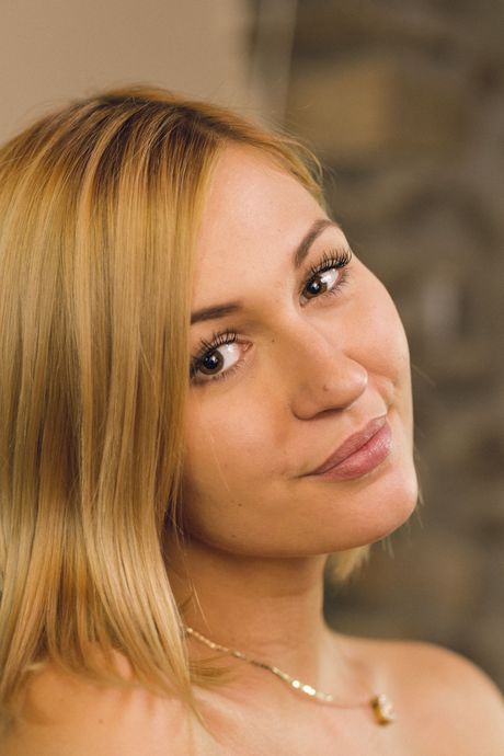 Tracy Lindsay tira y se masturba su coño mientras posa desnuda
