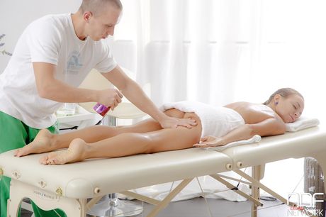 Une carte adolescente européenne se fait lécher la chatte et baisée par un masseur