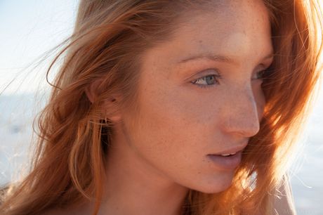 ウクライナ人美女ミシェル・H、巨乳を露出して野外で全裸ポーズ
