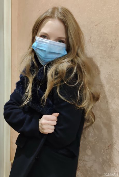 Bashful Teen Siya muestra sus pequeñas tetas y poses desnudas en un solo
