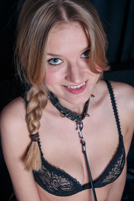 Blond teen bree dis fjerner strømpebuksen før hun fingrer fitta hennes
