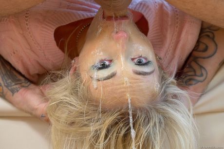 Den blonda kycklingen Sky Pierce sportar ett cum täckt ansikte efter sex med Bryan Gozzling
