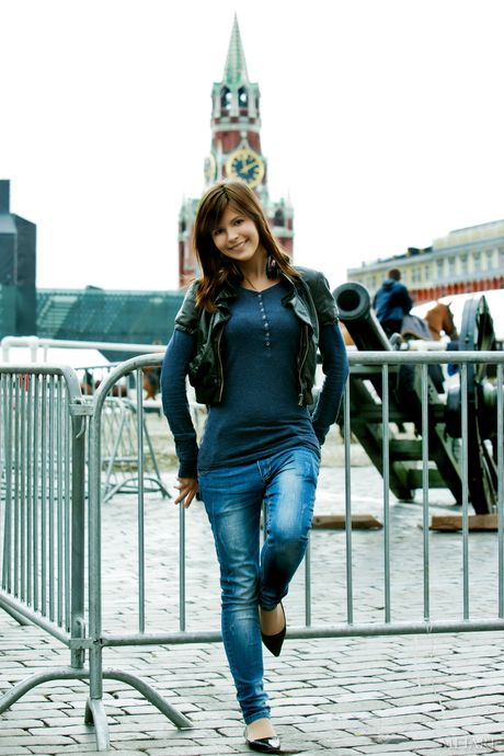 Tempting teen Zelda B shows her big tits and poses naked