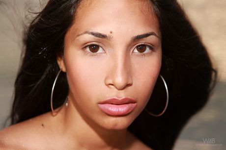 拉丁裔少女露丝-梅迪纳全裸坐在沙滩椅上做模特
