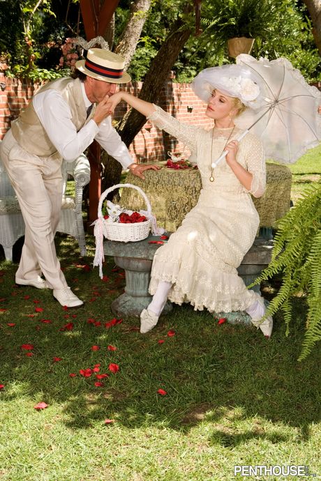 Sexig milf aurora snö blir strippad och knullad i trädgården
