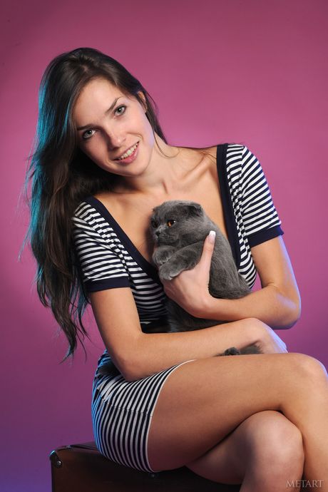 A beleza ucraniana Semmi A demonstra seus peitos grandes e buceta peluda
