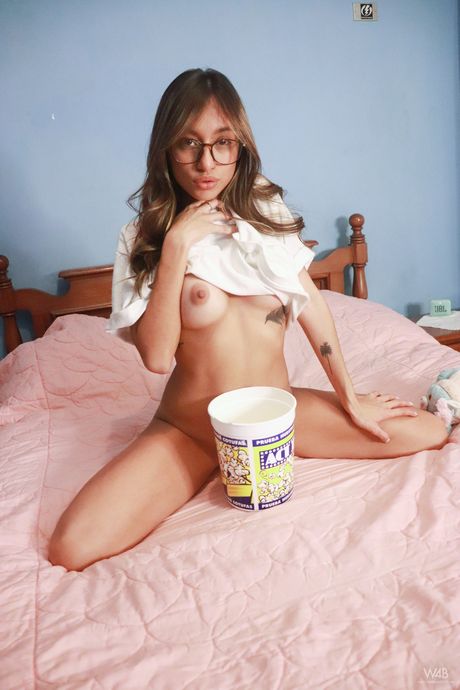 Latina teen Camila Luna shows her perfect ass and pussy in a solo