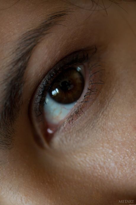 Adorável adolescente margo e remove sua lingerie para posar nu em tranças
