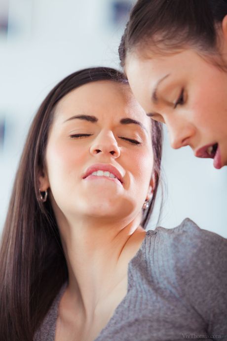 Arwen Gold og Nekane er på kjøkkenet, de begynner å kysse og lidenskapen
