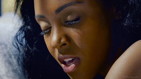 Dejlig teen noe mælk og nikita bellucci har lesbisk sex i baghaven
